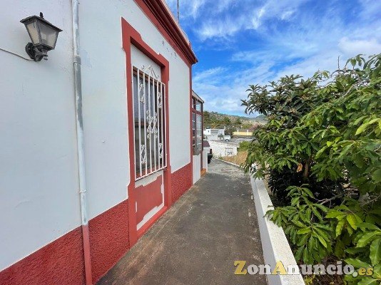 ID-466  Pequeña casa adosada en una zona cerca
